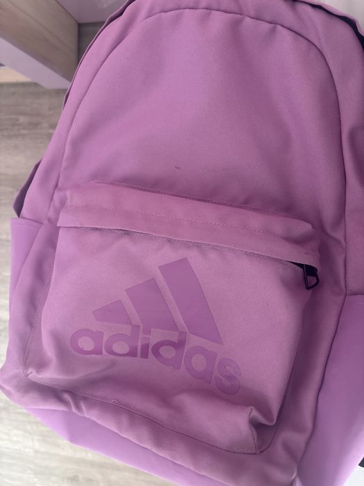 Здравейте,продавам 2 раници.Тази лилавата на adidas струва:18£,а пък тази на BLACKPINK струва:15евро!