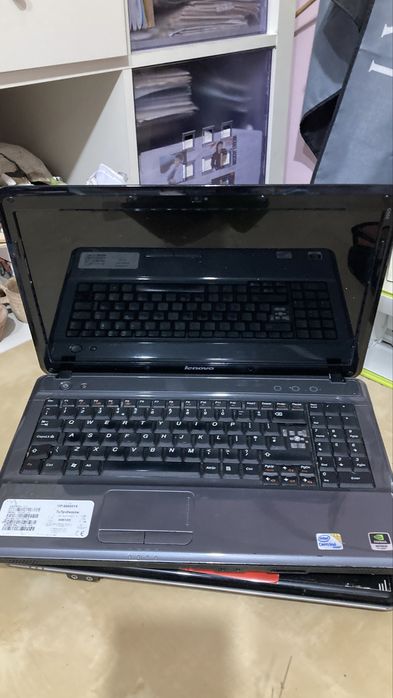 Vand 2  laptopuri: unul LENOVO