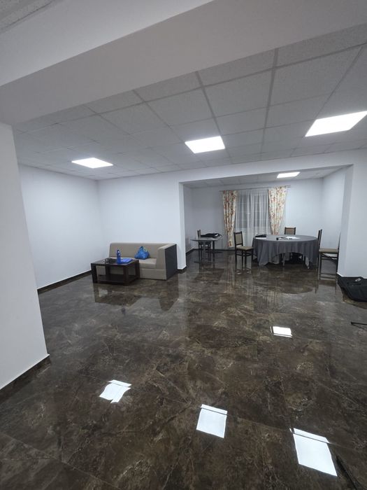 Închiriez spațiu Central 300 mp, ideal pentru cabinete medicale.