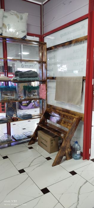 Торговые полки и оборудование.