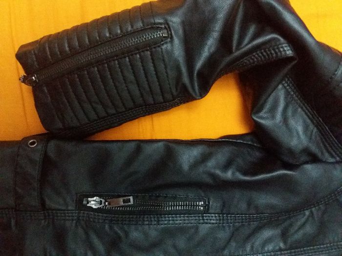 Geaca neagra din piele ecologica