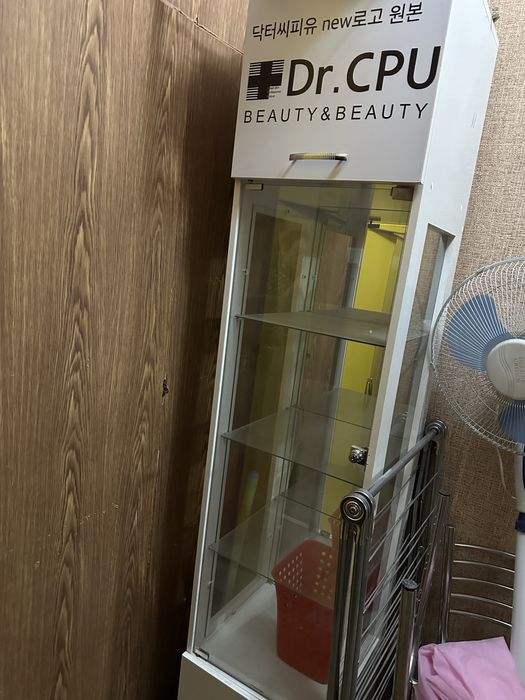 Шкаф стеклянный