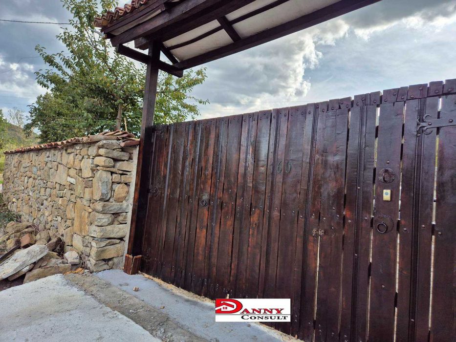 Двуетажна къща с двор и соларна система в с. Кесарево