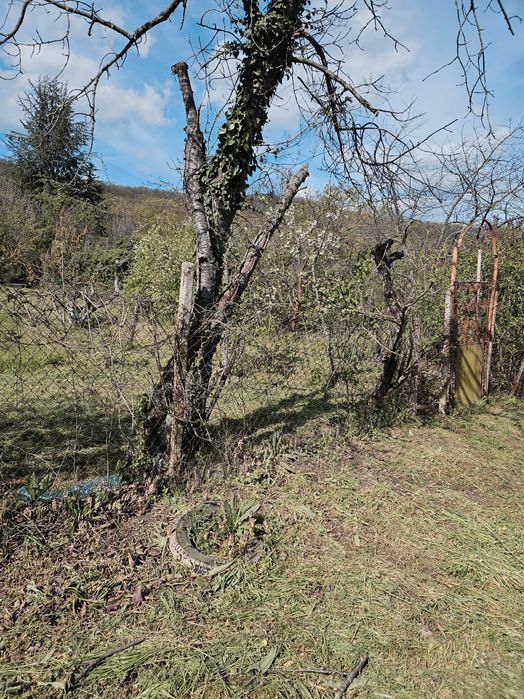 Дворно място 600кв м  без постройка с Слънчево 95ев. кв.м. ток вода 21м.лице към улица.
