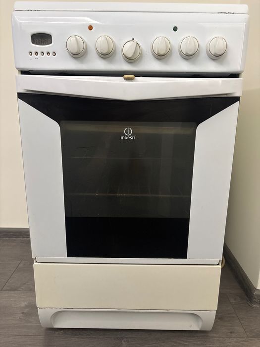 Готварска печка на марката Indesit
