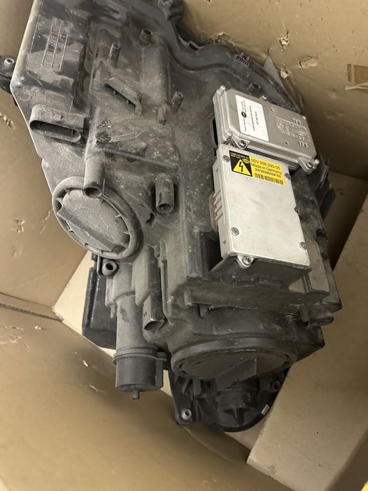 Mercedes Cls ляв фар оборудван (пукнато стъкло)