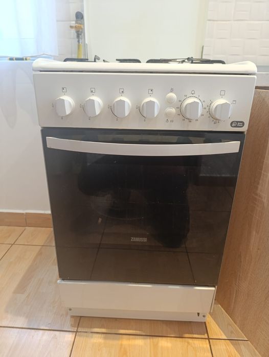 Vând aragaz cu chiuveta in stare perfecta