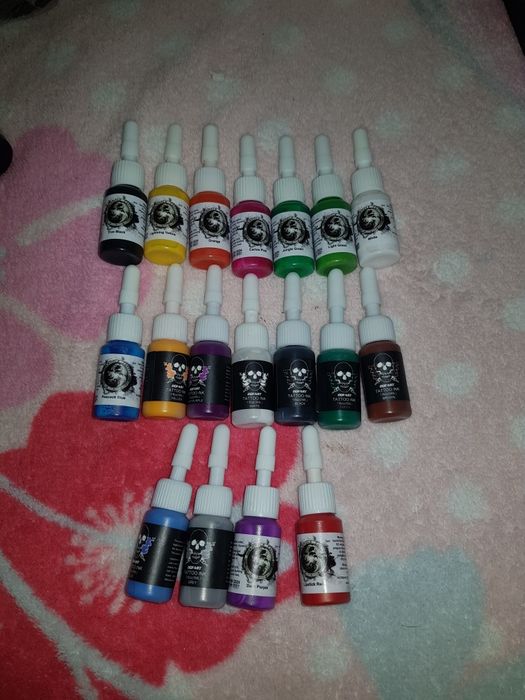 Vand 2 mașini de tatuat cu toate accesoriile necesare.