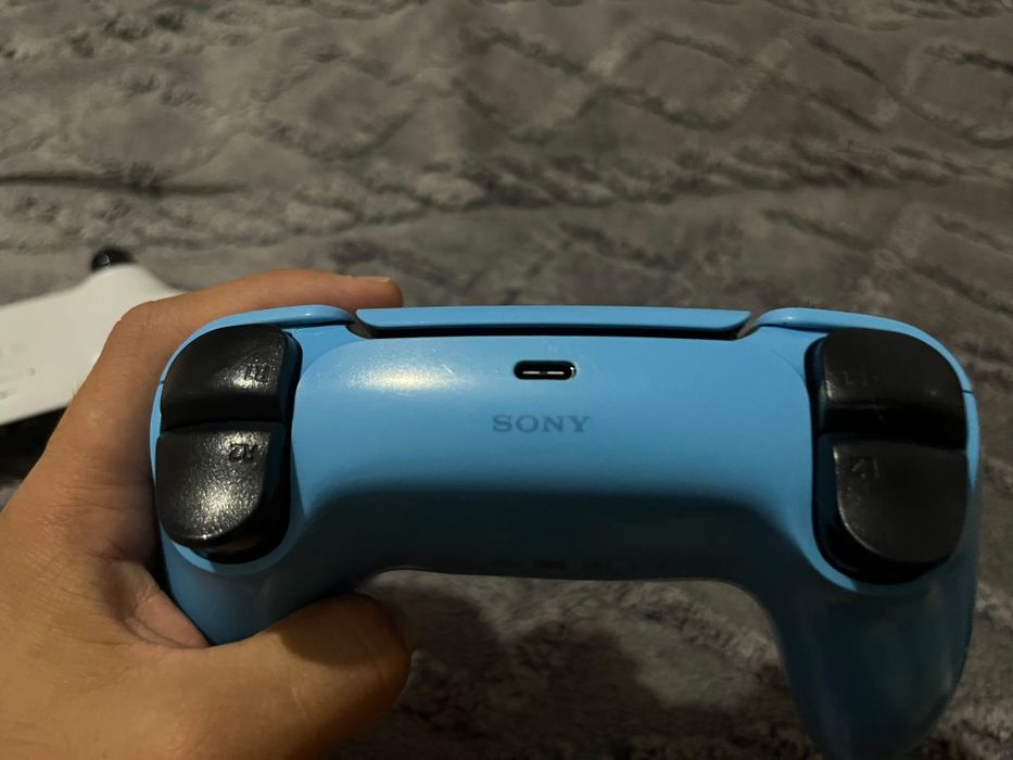 Два геймпада PlayStation 5 / Dualsens