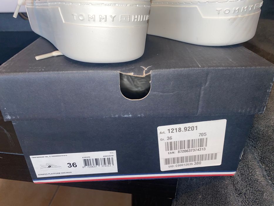 Оригинални бели кожени маратонки Tommy Hilfiger