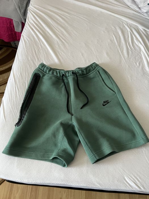 Vand pantaloni scurti nike tech fleece
