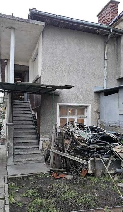 Двуетажна къща с гараж двор и пристройки Стамболийски