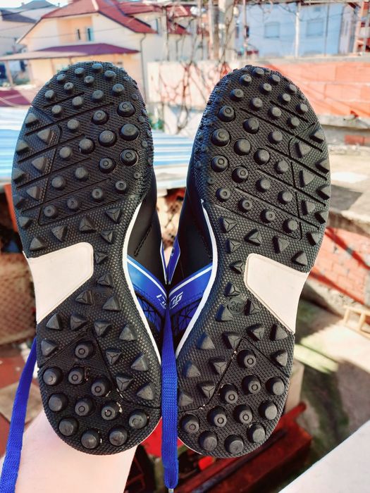 Децки футболни обувки /35 номер/-2 чифта ,почти нови.