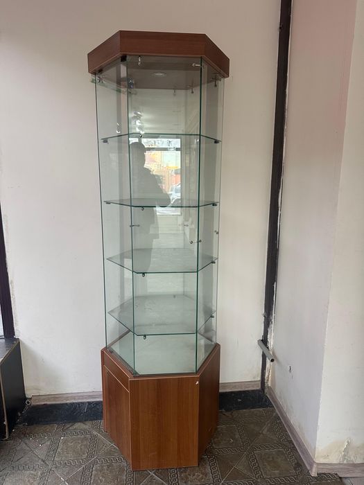 Продам стеклянную витрину