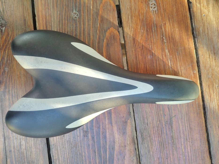 Șa de bicicleta Selle Royal; Șa de bicicleta cu gel; 2 cauciucuri  20' noi; casca.