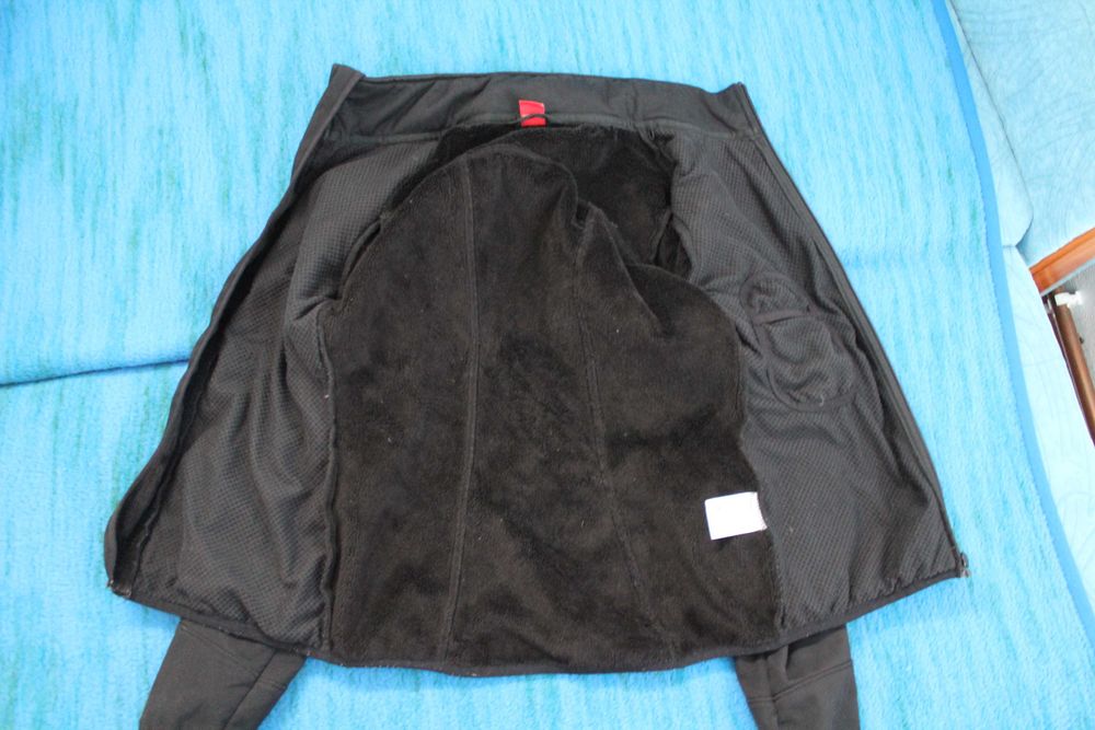 Hanorac softshell Le Coq Sportif S si tricou Armani Jeans S-M