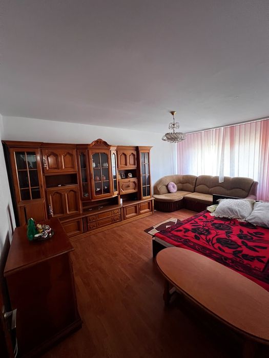 Inchiriez apartament decomandat Brazda