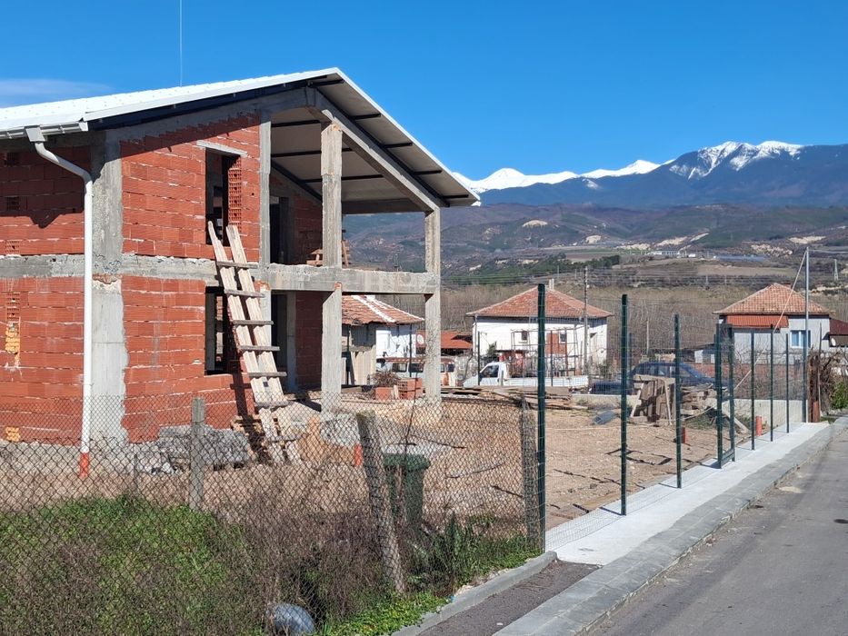 Продава къща на 140 км. От София и на 140 км от Гръцкото море