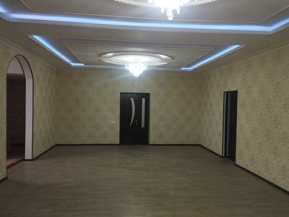 Сотилади Яшнабод ок уй 4.5сот 11 хона  фасад 15 метр нархи 130000 у.е