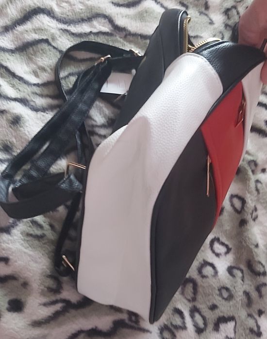 Ghiozdan nou cu eticheta, negru, alb și roșu