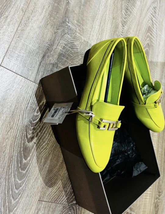 Mocasini noi cu eticheta