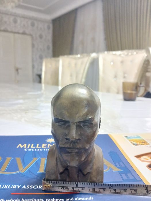 Металический бронзвий бюст ленина