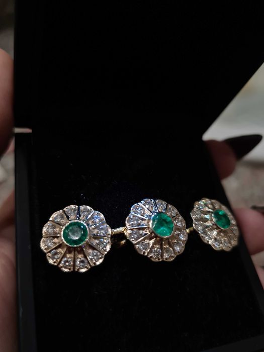 шикозен комплект с диаманти и изумруди