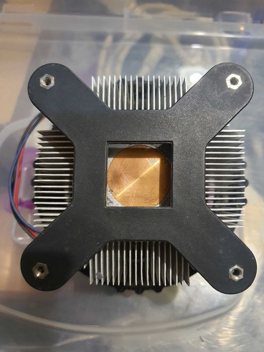 процессорный кулер горизонтального типа (top-flow)