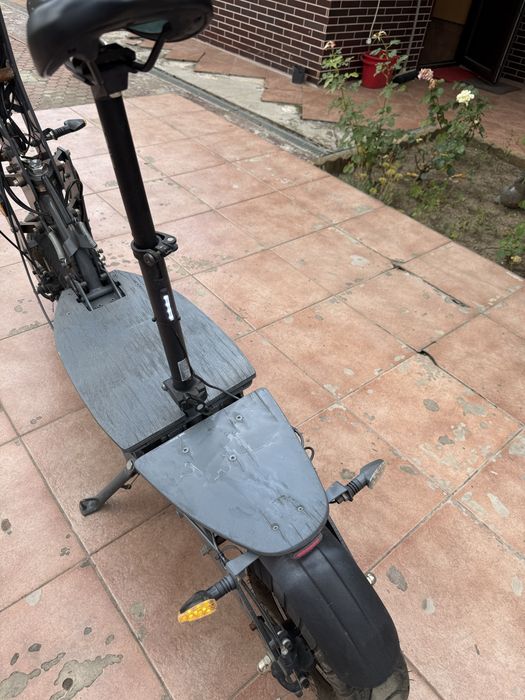 Trotineta cu doua motoare