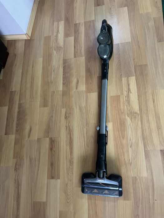 Продавам вертикална прахосмукачка Phillips