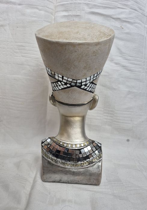 Figurină egipteană, bust Nefertiti din rășină acrilică, Colecția Leonardo.