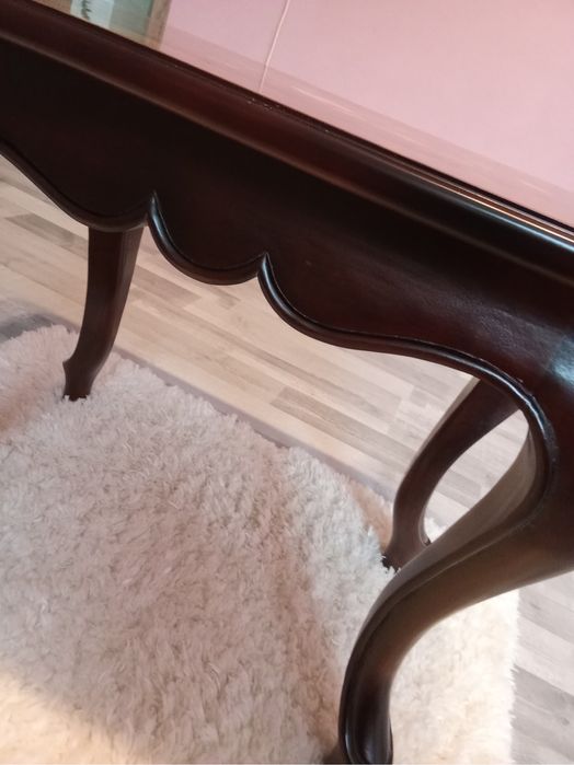 Măsuță de cafea in stare nouă, cadru din lemn masiv si ornament sculpt