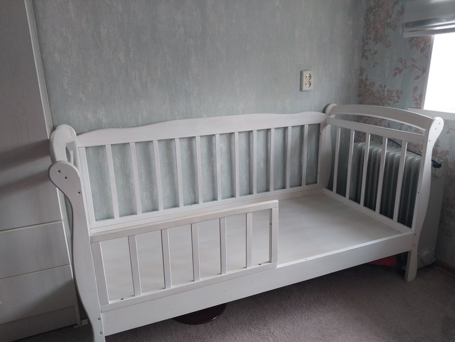 Дестская кровать и шкаф