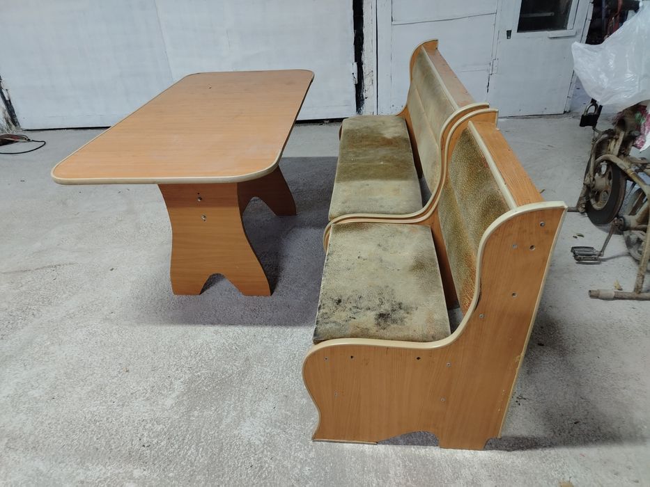 Стол и уголок стуля