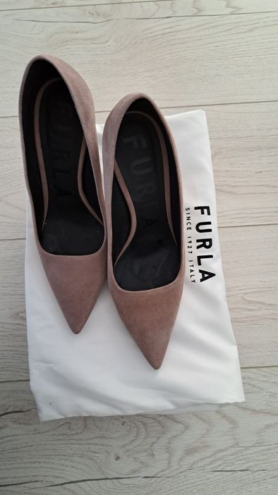 Vând pantofi eleganti marca Furla