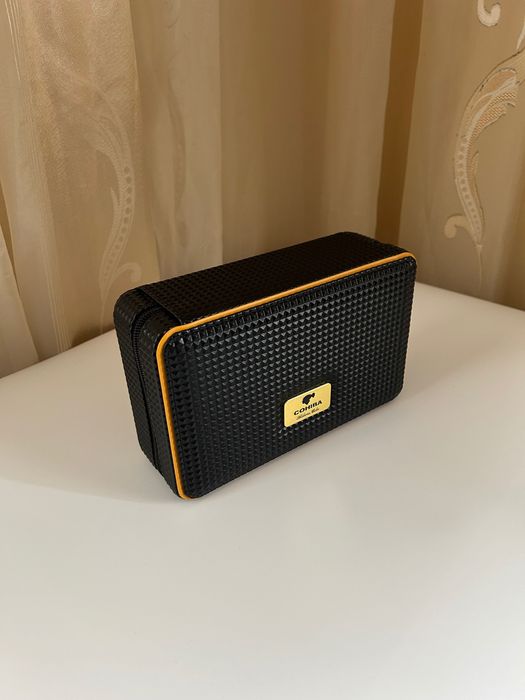 COHIBA хумидор за 4 пури – преносим, кожен, с дигитален хигрометър