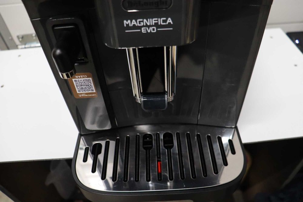 De'Longhi Magnifica Evo ECAM293.52.B  кафемашина с кана за мляко