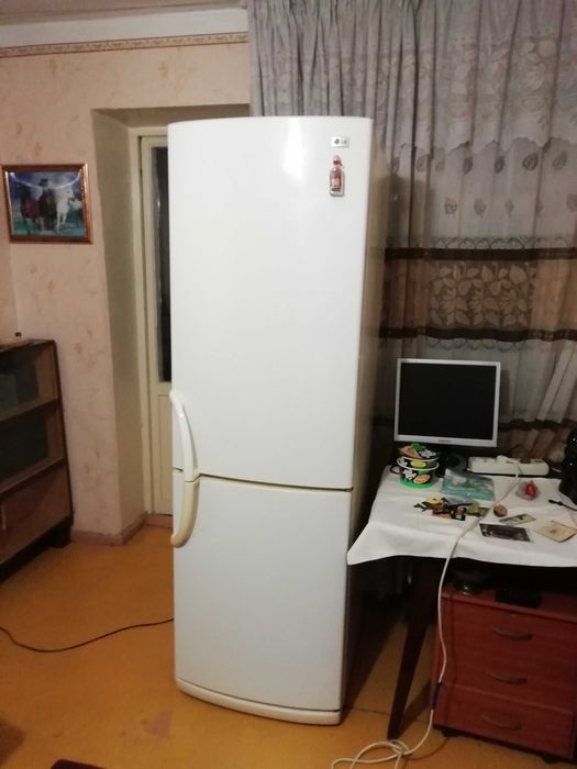 Холодильник LG б/у в отличном состоянии.