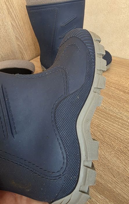 Продам резиновые сапоги на мальчика