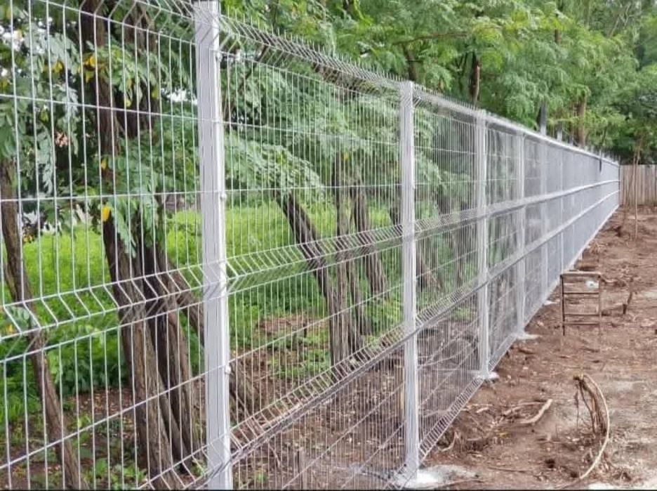 Garduri din plasa bordurata