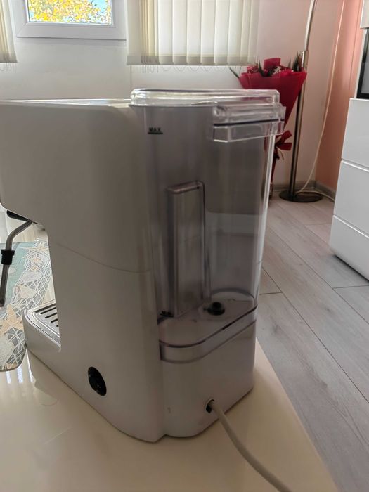 Продавам бяла кафемашина