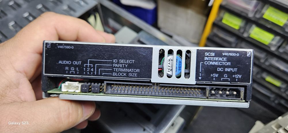 Unitate optică SCSI Yamaha