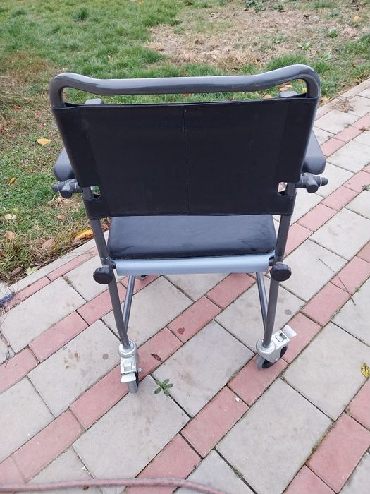 Vand scaun cu rotile
