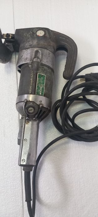 Foarfeca electrica de tăiat tablă AEG