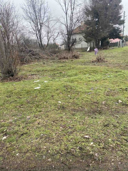 Продава се дворно място в регулация 2250 кв. м. На ъгъл - с. Селановци