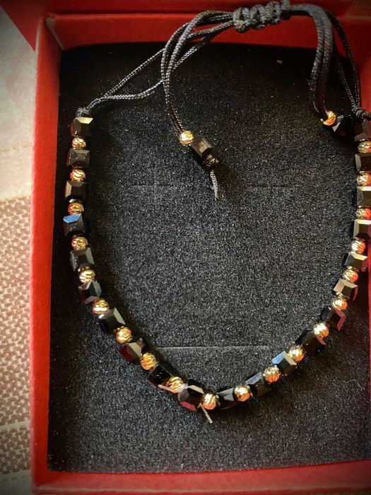 Луксозни гривни изработени от 14 карата злато и хематит