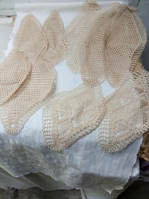 Маса+Дантели+Чинии+бутилки бира+Бутилки к.кола