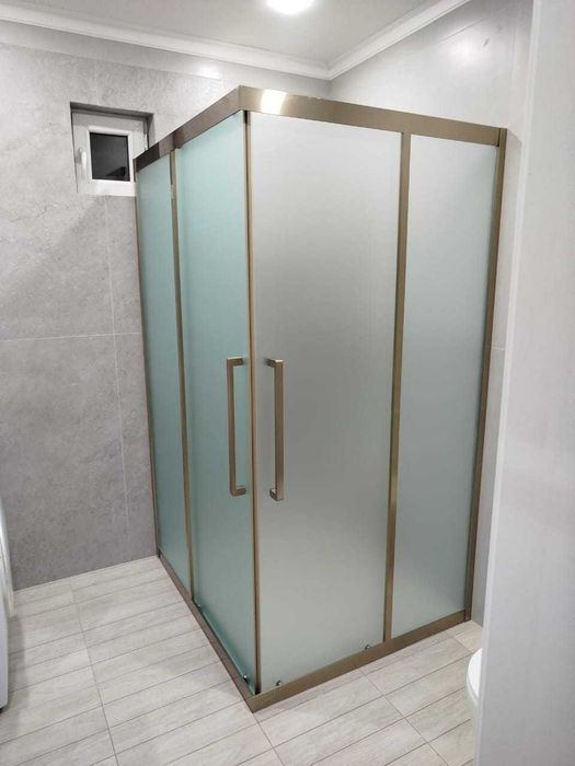 Душевые кабины и перегородки продам