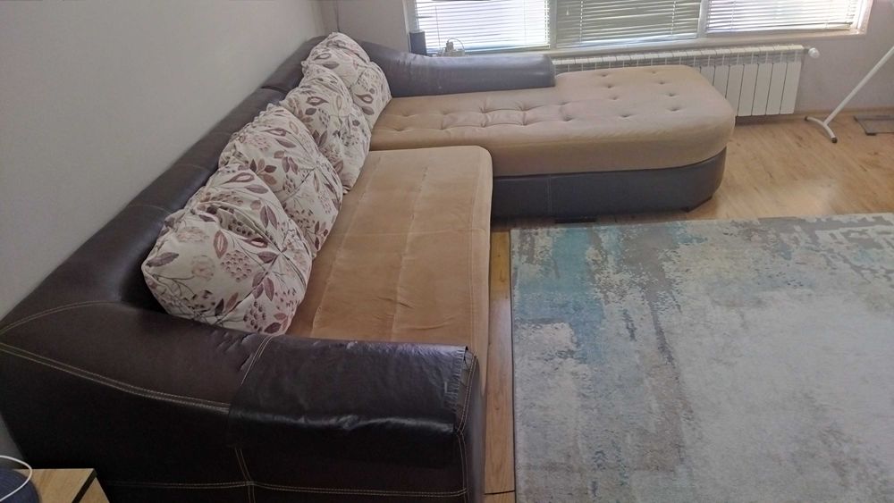 Ьглов диван с лежанка и функция за спане.