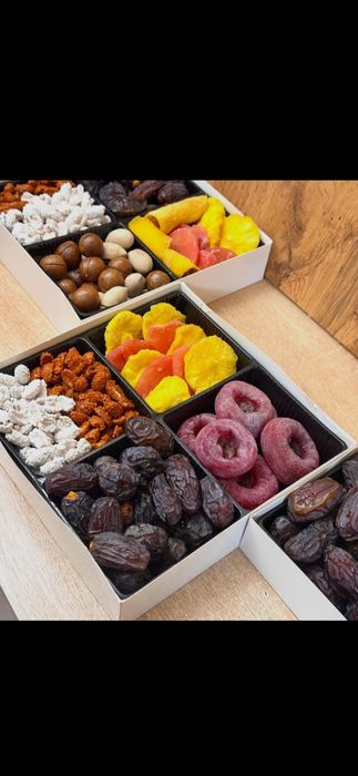 Фруктовые корзины и сладкие.